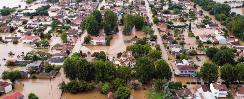 Schwerer Sturm in Griechenland Anwohner warten auf Daechern auf Hilfe