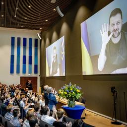 Selenskyj an Studenten in Den Haag Moskau will Voelkermord normalisieren