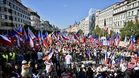 Tausende protestieren gegen die pro westliche Regierung des EU Staates – World