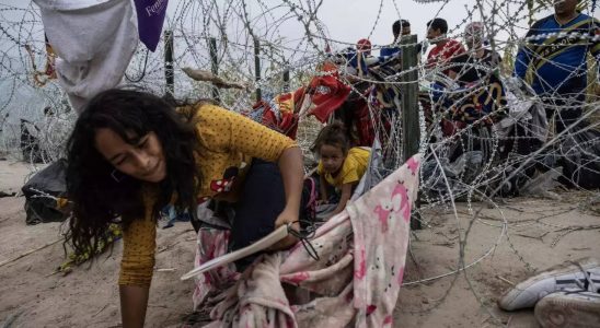 Texas Migranten reisen nach Texas ein ohne sich von Stacheldraht