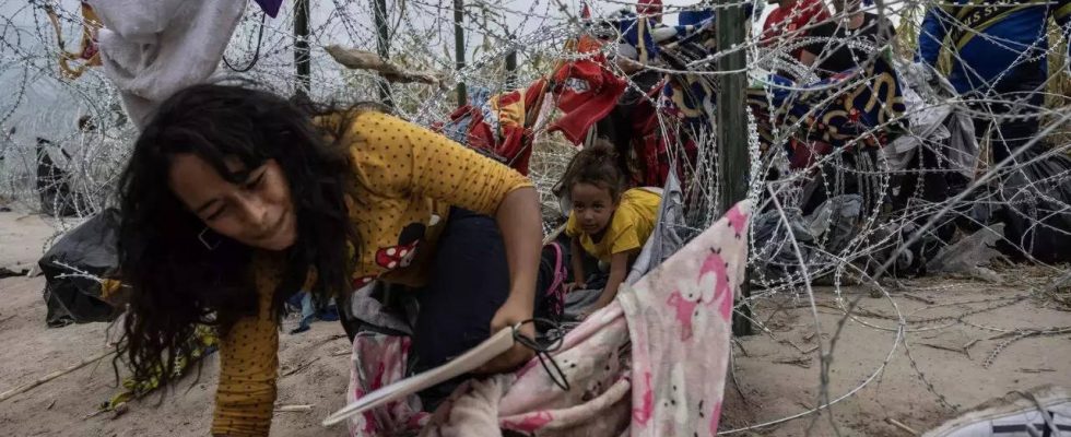 Texas Migranten reisen nach Texas ein ohne sich von Stacheldraht