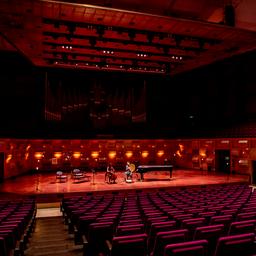 Theaterhaus Gleichgesinnte nach MeToo Vorwuerfen des Regisseurs betroffen Buch