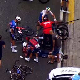 Thymen Arensman nach schwerem Unfall in der Vuelta vom Krankenwagen