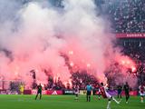 Unruhen rund um ArenA nach abgesagtem Classic Fans betreten Stadion