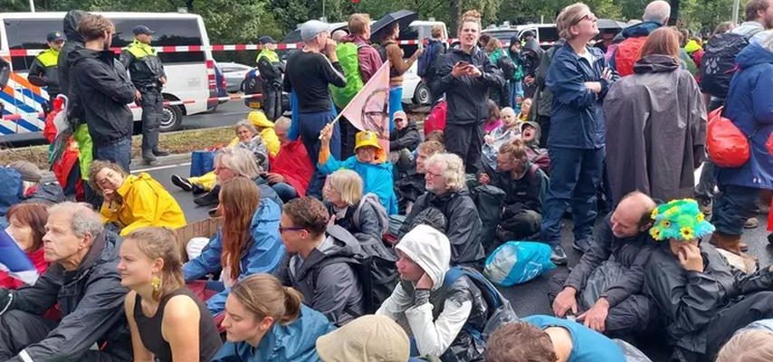 Yolande stoppt jeden Tag alles um die A12 zu blockieren