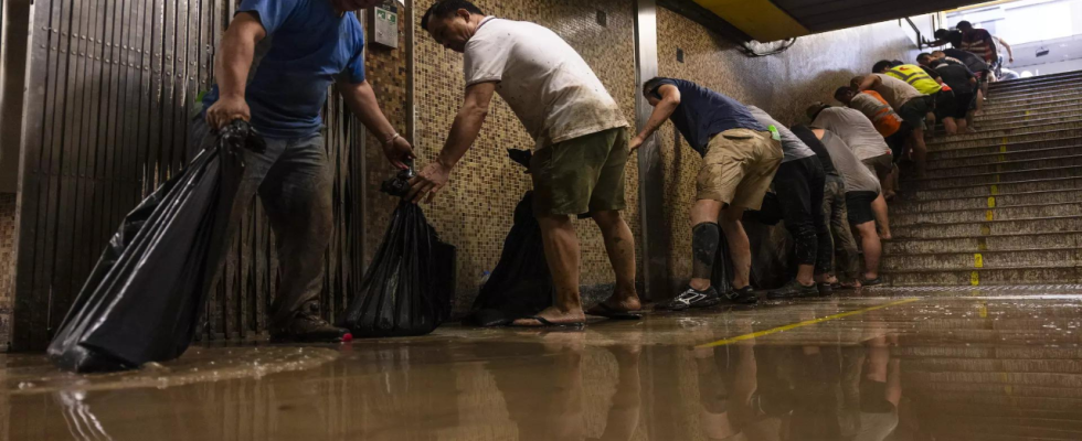 Zwei Tote in Hongkong bei extremen Regenfaellen und Sturzfluten die