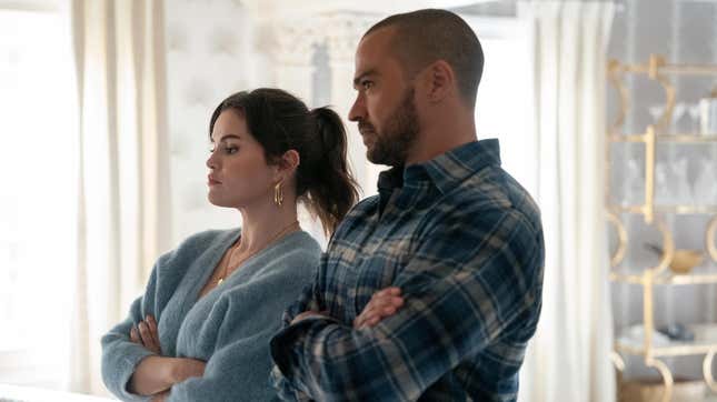 Selena Gomez und Jesse Williams schauen sich in „Only Murders In The Building“ die Mordtafel an