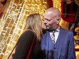 Raymond van Barneveld en Julia geven elkaar het jawoord op Cyprus