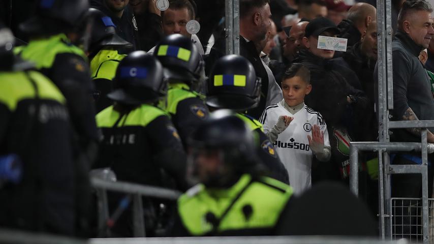 1696576583 934 Festnahmen und Zusammenstoesse zwischen Bereitschaftspolizei und Legia Vorsitzendem im Spielerbus nach