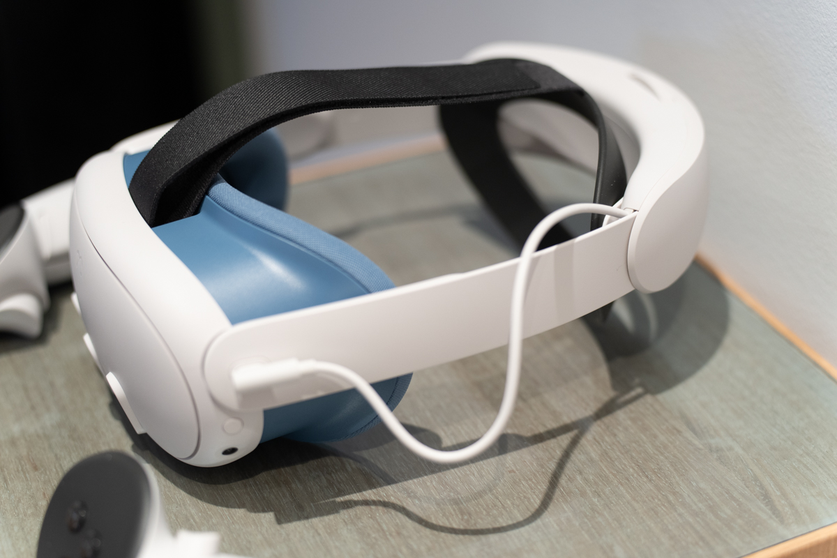 Das Meta Quest 3 Mixed-Reality-Headset sitzt auf einer Oberfläche mit einem blauen Gesichtspad