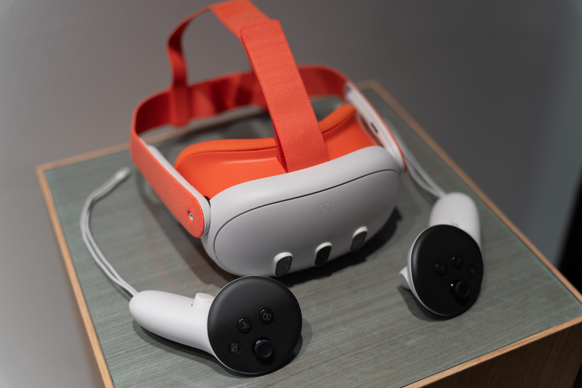 Das Meta Quest 3 Mixed-Reality-Headset sitzt auf der Oberfläche und verfügt über ein orangefarbenes Kopfband und ein Gesichtspolster