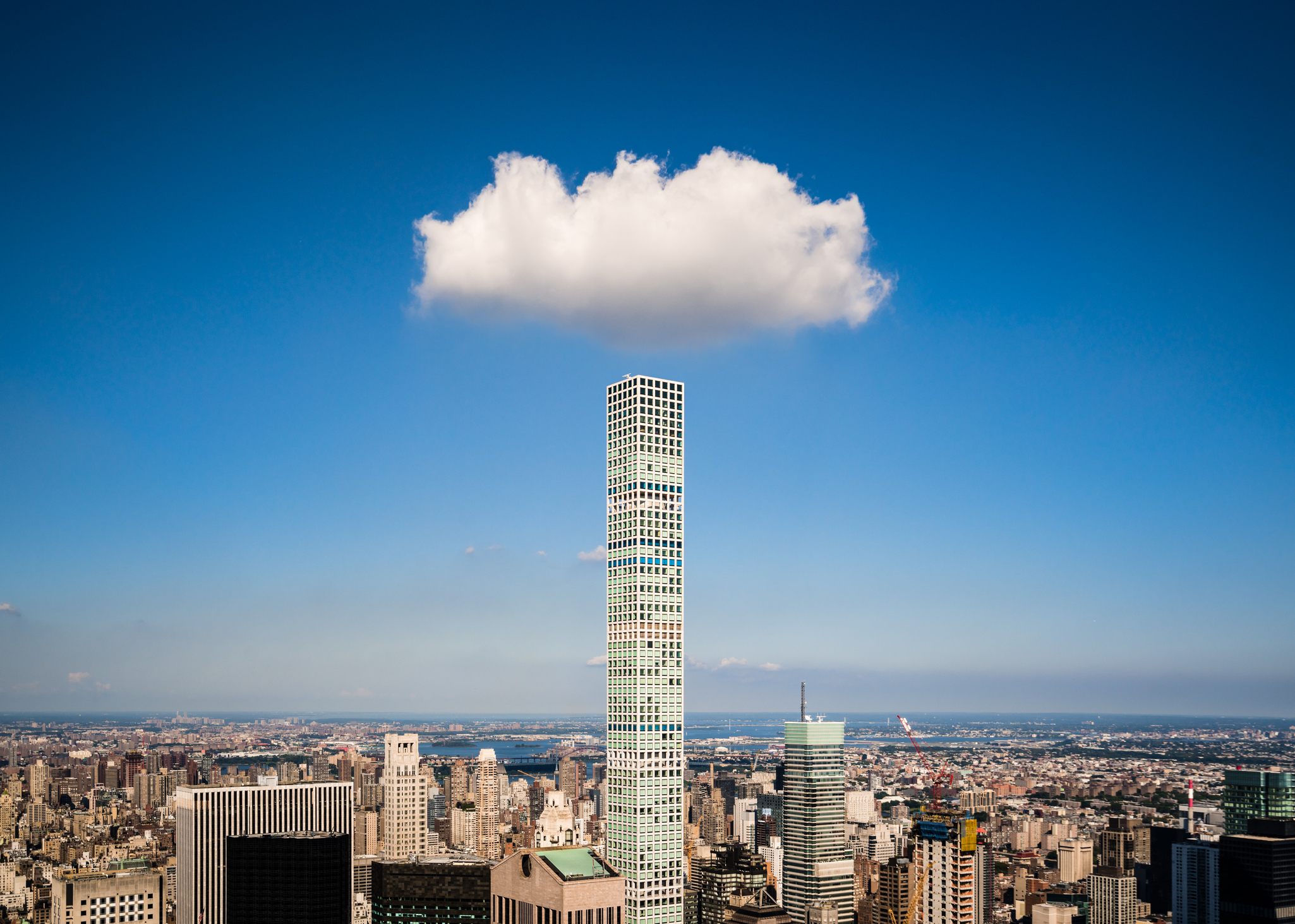 Eine Wolke hängt über 432 Park Ave, New York City.