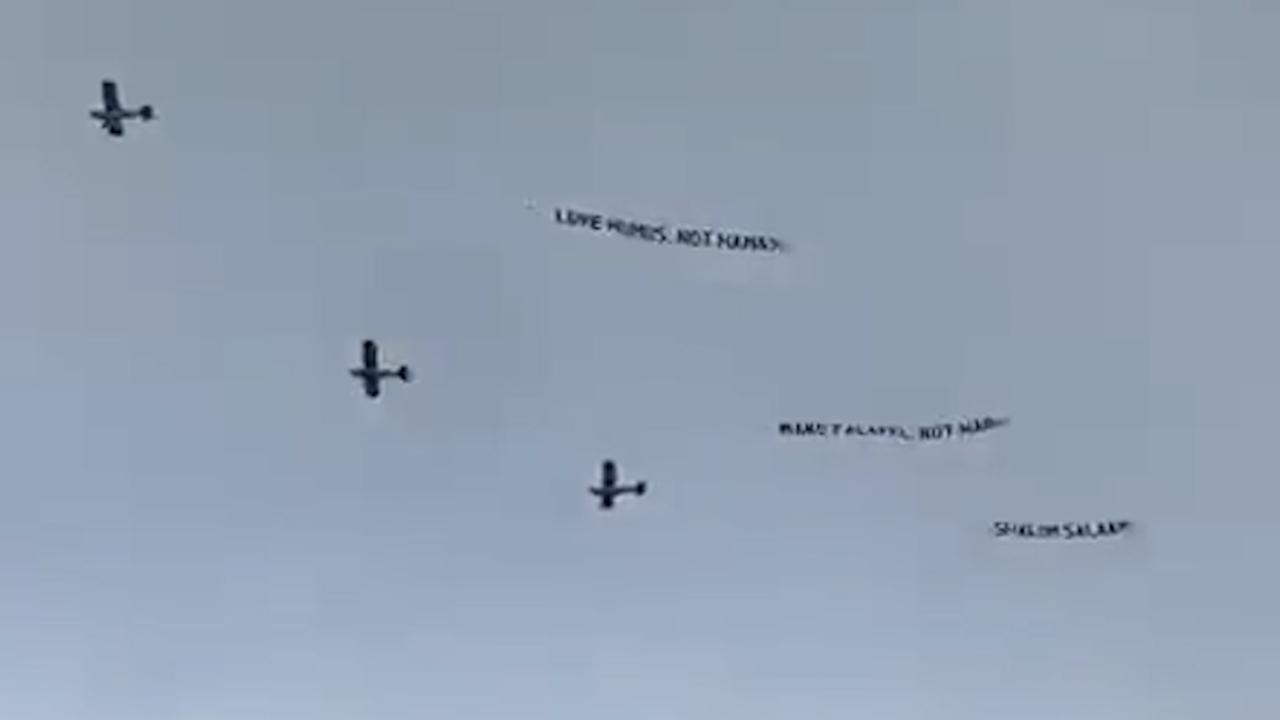 Beeld uit video: Vliegtuig met boodschap boven pro-Palestijns protest