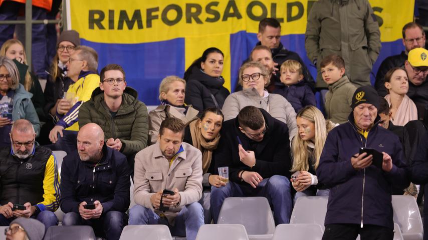 1697495650 521 Fussballfans bleiben nach Anschlag in Bruessel stundenlang im Stadion