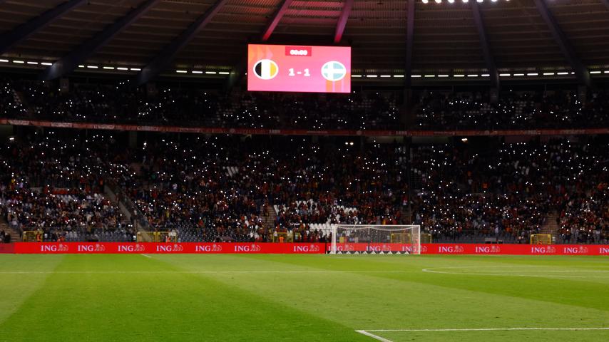 1697495651 84 Fussballfans bleiben nach Anschlag in Bruessel stundenlang im Stadion