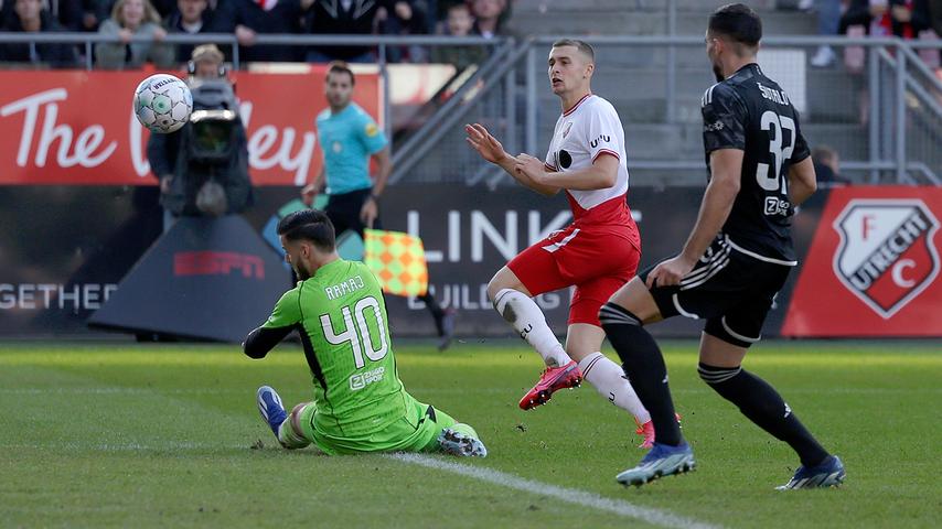 1697981890 9 Ajax und Steijn bekommen in einem verrueckten Spiel gegen den