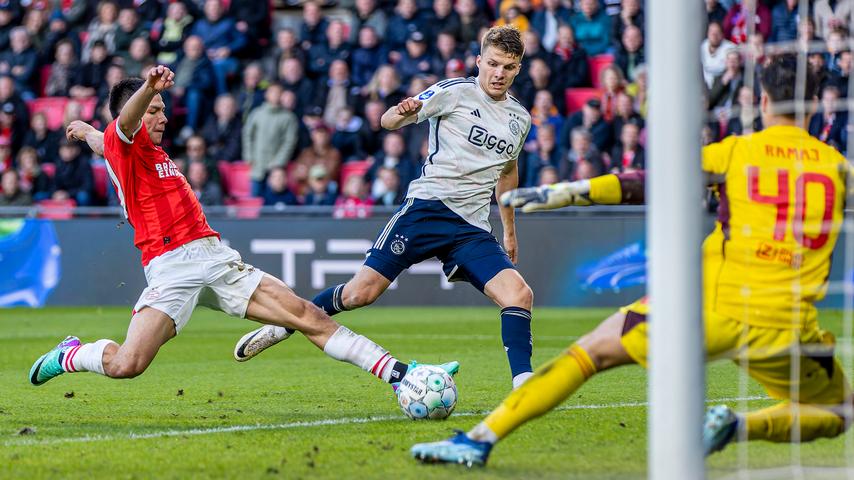 Ajax ist aufgrund einer schmerzhaften Niederlage beim PSV zum ersten