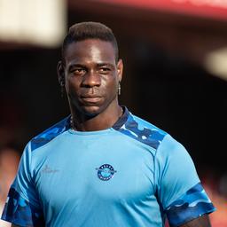 Balotelli verhilft der Mannschaft von Patrick Kluivert mit den ersten