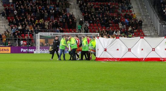 Bas Dost bricht waehrend AZ NEC zusammen Stuermer ist bei Bewusstsein