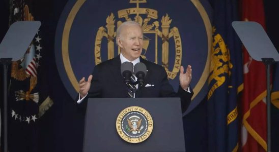 Biden spricht mit dem chinesischen Aussenminister waehrend er sich auf