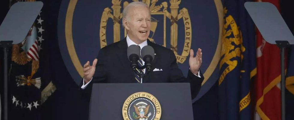 Biden spricht mit dem chinesischen Aussenminister waehrend er sich auf