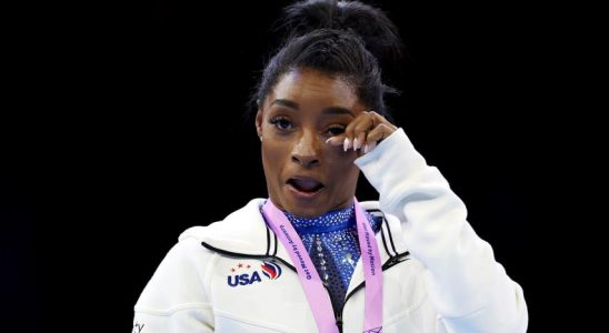 Biles lacht ueber Stolpern nach WM Triumph „Ich bin ausserhalb der