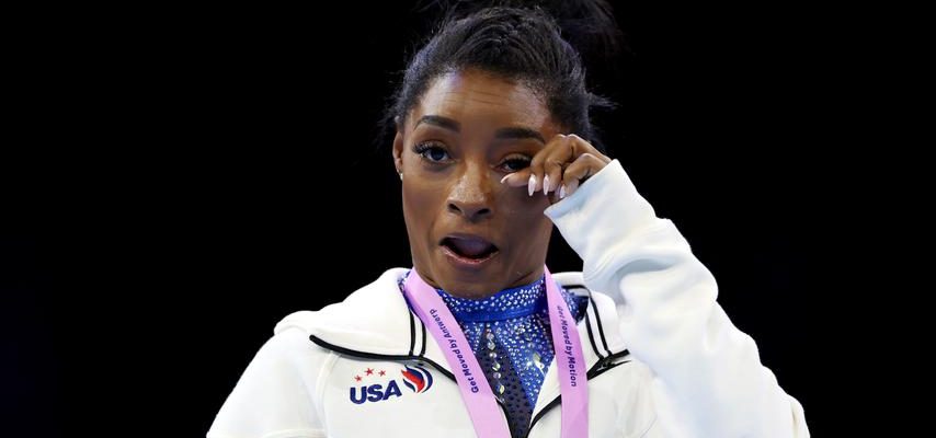 Biles lacht ueber Stolpern nach WM Triumph „Ich bin ausserhalb der