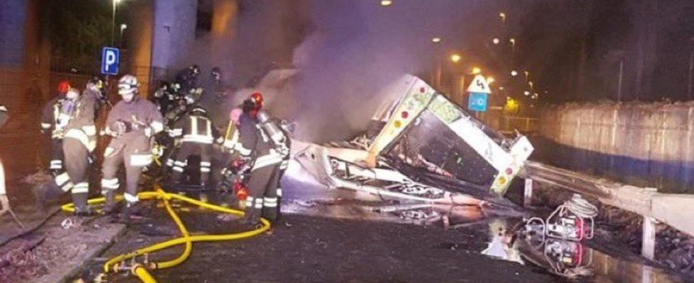 Bus faehrt vom Viadukt von Venedig ab Mindestens 21 Tote