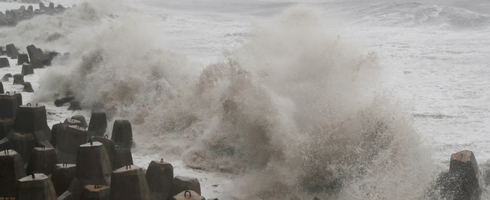 China warnt vor grossen Wellen Wind und Regen waehrend sich