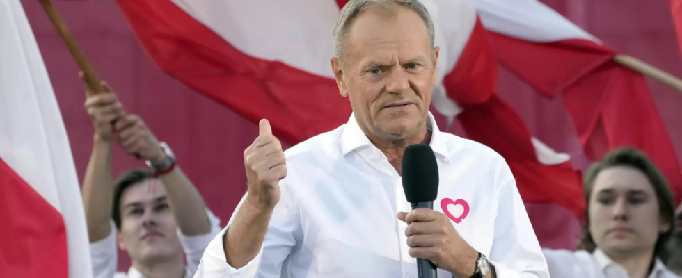 Der polnische Oppositionsfuehrer Donald Tusk fuehrt den Marsch an um