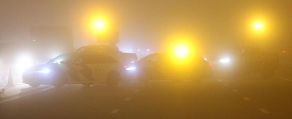 Dichter Nebel sorgt fuer Unfaelle auf der A4 und kilometerlange