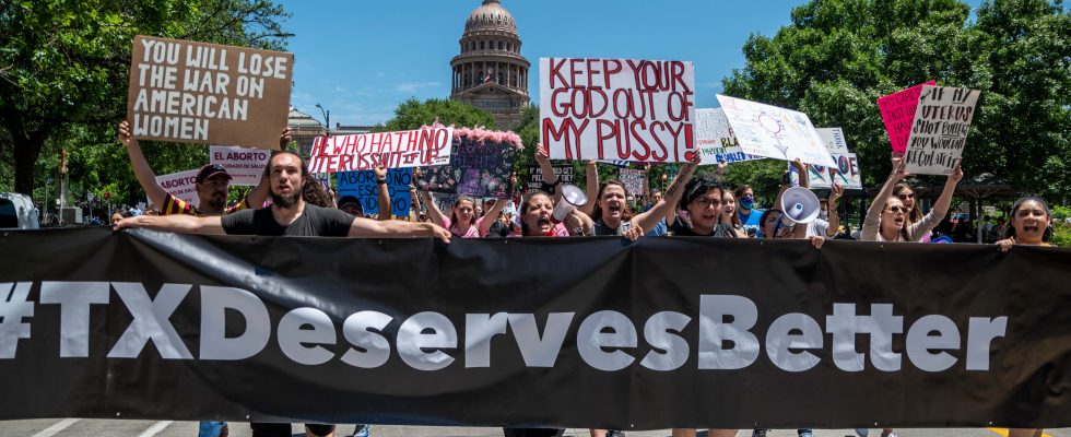 Ein weiterer Bezirk in Texas hat Reisen im Zusammenhang mit