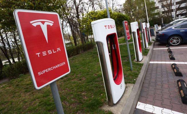 Feds weiten Tesla Untersuchung auf Fahrzeugreichweite und persoenliche Vorteile aus