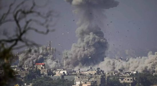 Flaggen und Wandgemaelde waehrend sich Nordiren im Israel Hamas Krieg fuer eine