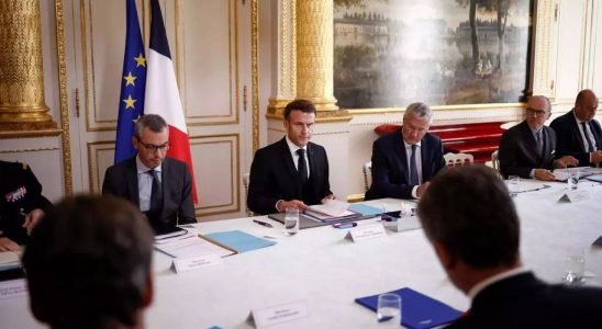 Frankreichs Macron haelt Sicherheitstreffen unter erhoehter Alarmbereitschaft nach toedlichem Messerangriff