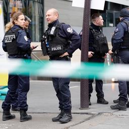 Frau die am Pariser Bahnhof drohte sich in die Luft