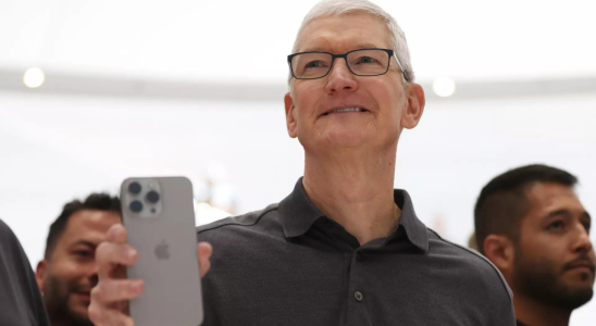 IPhone Verkaeufe Waehrend die iPhone Verkaeufe zurueckgehen macht Apple Chef Tim Cook einen