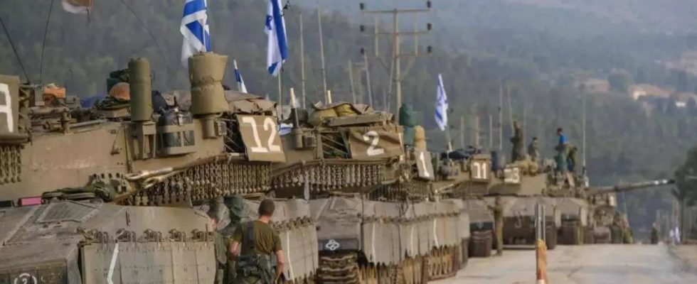 Israel stationiert Hunderte von Panzern und Soldaten an der Grenze