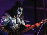 KISS Mitglieder verklagt nachdem Crewmitglied waehrend der Tour an Corona gestorben