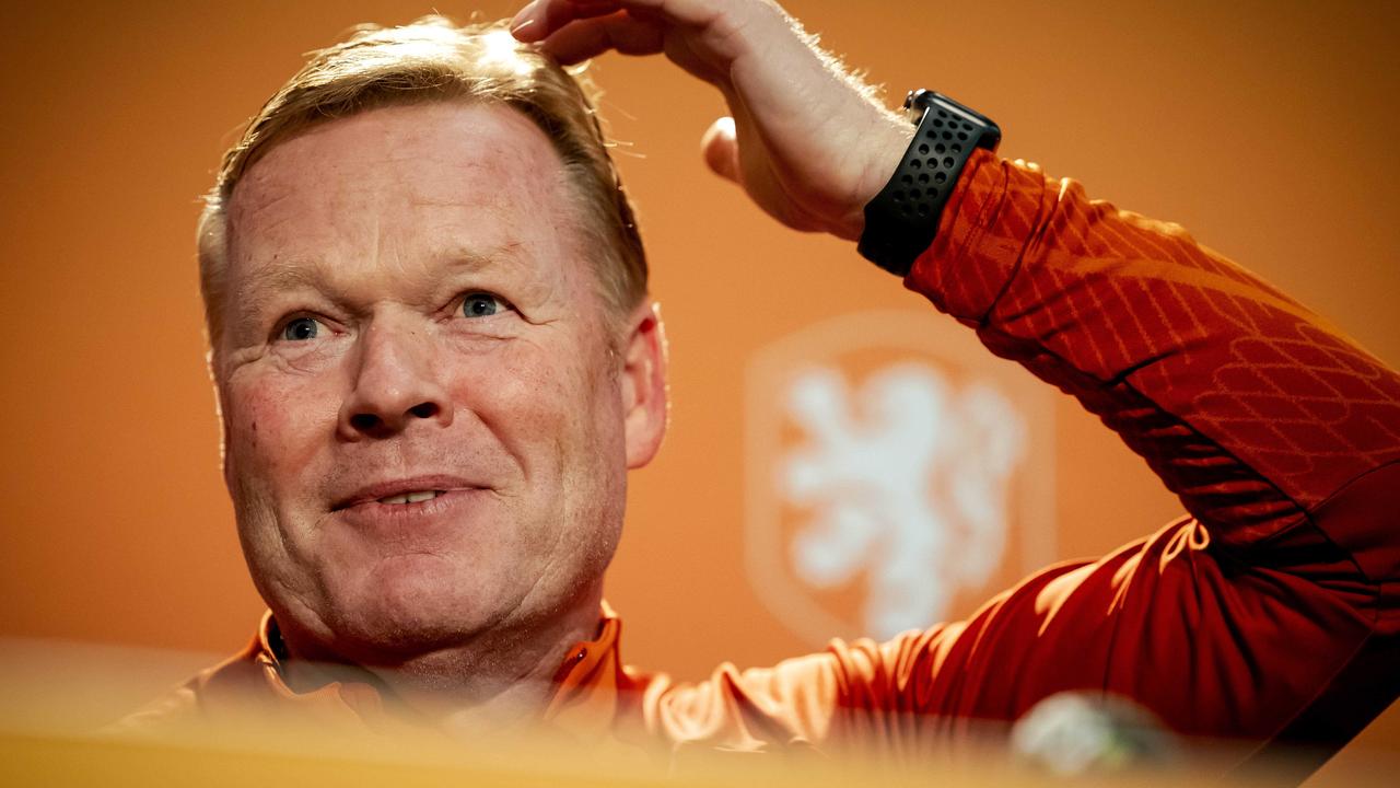 Beeld uit video: Koeman grapt over nieuwe gezichten: ‘Weet niet of er zoveel haasjes zijn’