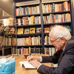 Lassen Sie die Fans das neue Buch von Senator Bernie