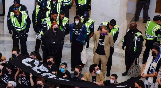 Mehr als 300 Personen werden bei einer Demonstration auf dem