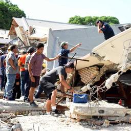 Mexikanische Kirche stuerzt waehrend des Taufgottesdienstes ein mindestens sieben Menschen