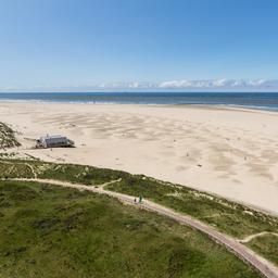 Passant findet Schuh mit Fuss darin am Strand von