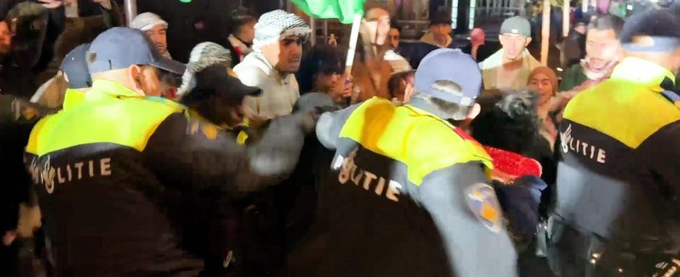 Polizei bewarf pro palaestinensische Demonstration in Den Haag mit Feuerwerkskoerpern