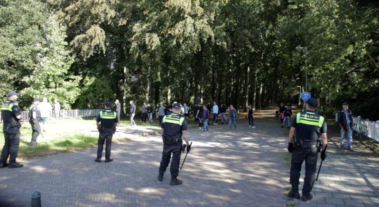 Polizei wehrt Gegendemonstranten an A12 Blockade ab