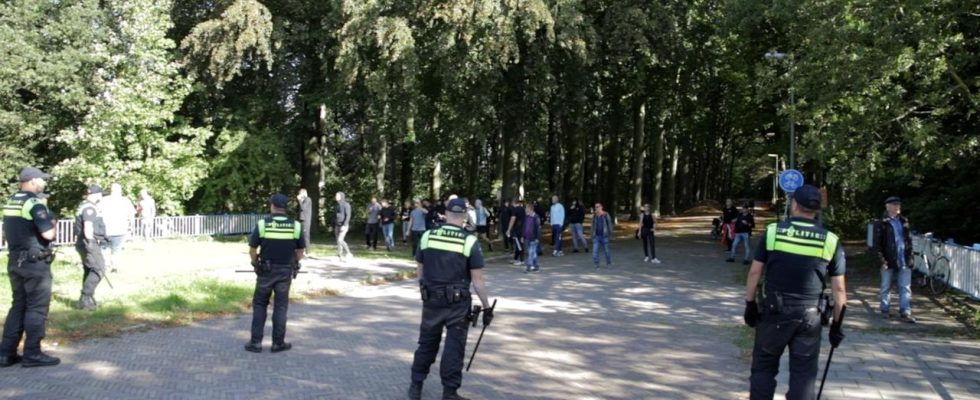 Polizei wehrt Gegendemonstranten an A12 Blockade ab