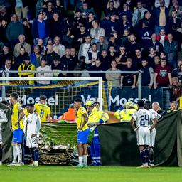 RKC Torhueter Vaessen darf nach einem schweren Zusammenstoss gegen Ajax das