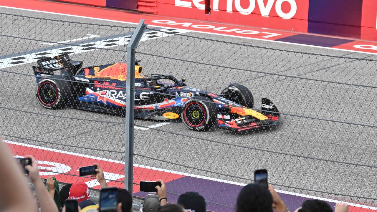 Beeld uit video: Verstappen houdt Hamilton van zich af en wint GP Verenigde Staten