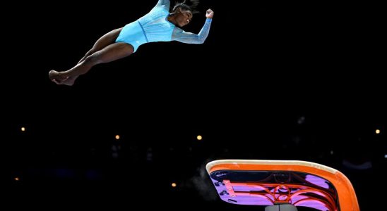 Spitzenturnerin Simone Biles gelingt bei der WM Rueckkehr ein „unmoeglicher Sprung